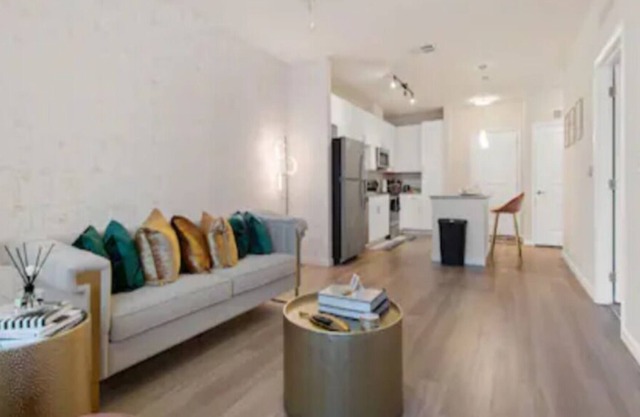 Peaceful Sorority Style Getaway Penthouse Lounge