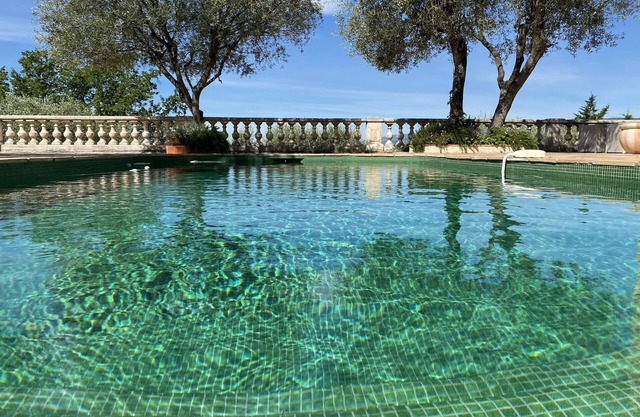 Tranquilo con impresionantes vistas y piscina climatizada de agua salada nr Valbonne y Mougins