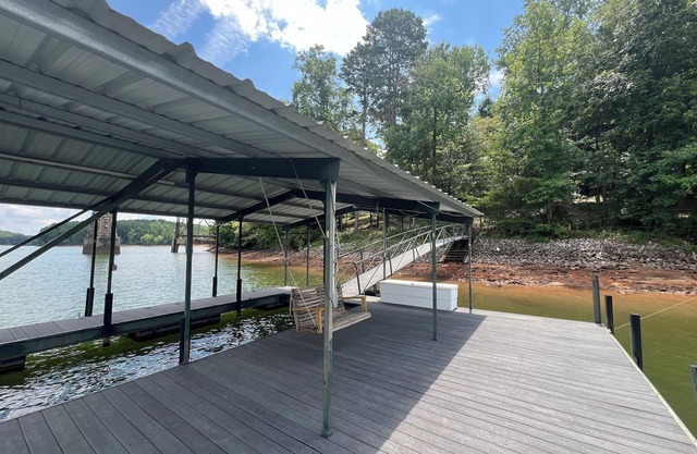 Peaceful waterfront lake living!