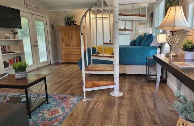 Peaceful 2-Story Cottage Retreat ~ Close to Beaches & Pinellas Trail!