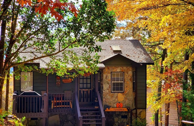 Cabaña impresionante con hermosas vistas a la montaña y jacuzzi
