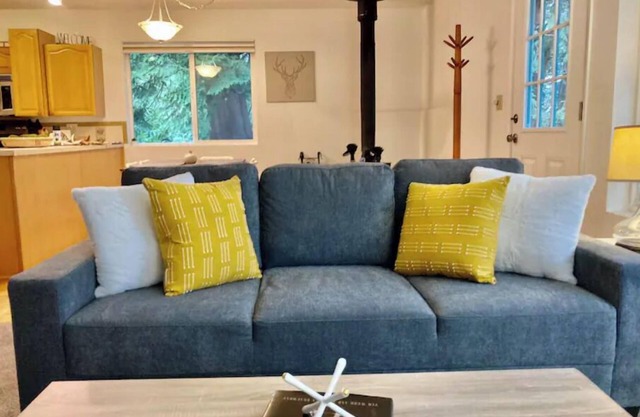 Peekaboo Lake View Cabin in the Trees w/ Hot Tub