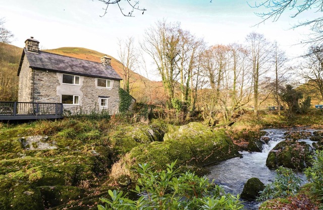 PEN Y BONT, pet friendly, character holiday cottage in Mallwyd