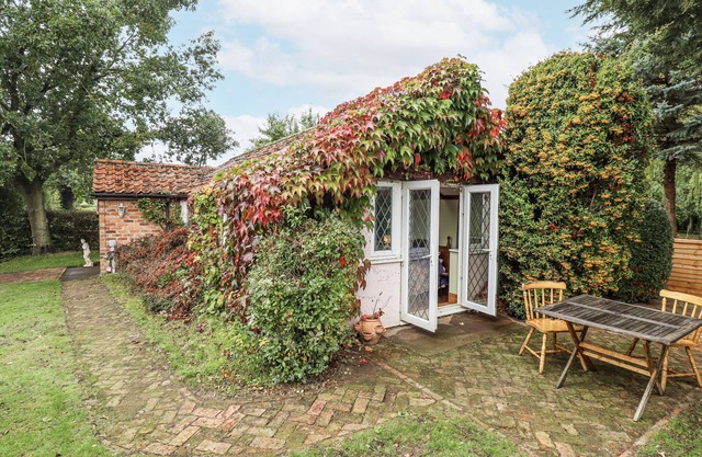 PENDOCKIE, pet friendly, character holiday cottage in Mereham Le Fen