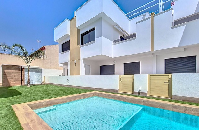 Apartamento ático, azotea y piscina.