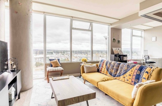 Penthouse 2b 2b +Gym +Yoga Room +Lounge +Pool +WiFi in Downtown Bellevue