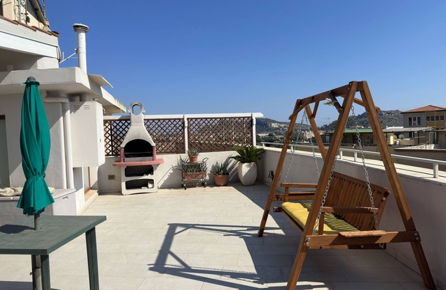 Penthouse via pine forest 5 minutes from the sea - Q2210