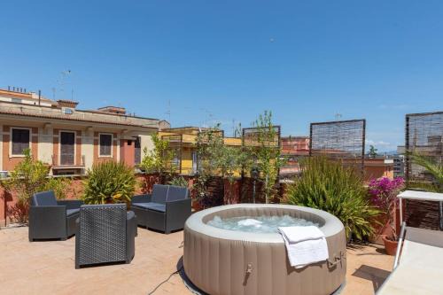 Penthouse with Jacuzzi on Private Terrace in Trastevere