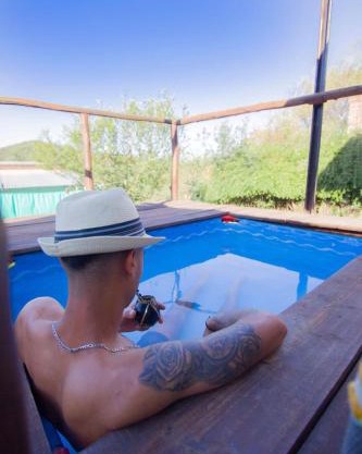 Pequeña cabaña con wifi, cocina, pequeña pileta y vistas a las sierras