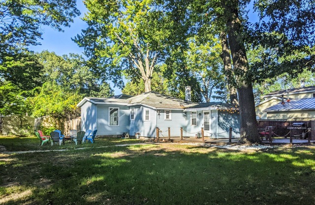 Perch Cottage l Lakeside Fall Getaway with Firepit, Kayaks & Cozy Nights