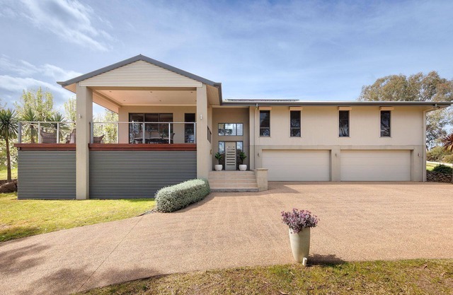 Peregrine Pool Paradise - Outstanding four bedroom family home with pool!