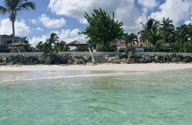 condominio perfecto con vista a la playa en el balcón del segundo piso recién remodelado