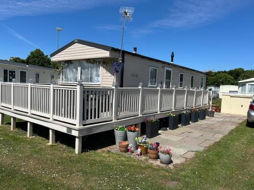Perfect days away - 3 bedroom 1 shower with decking & bedding
