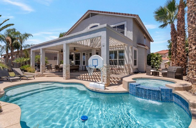 Perfect Family Getaway! Waterfront home w/ Kayaks, Private Heated Pool & Spa! Pool table + Free Golf