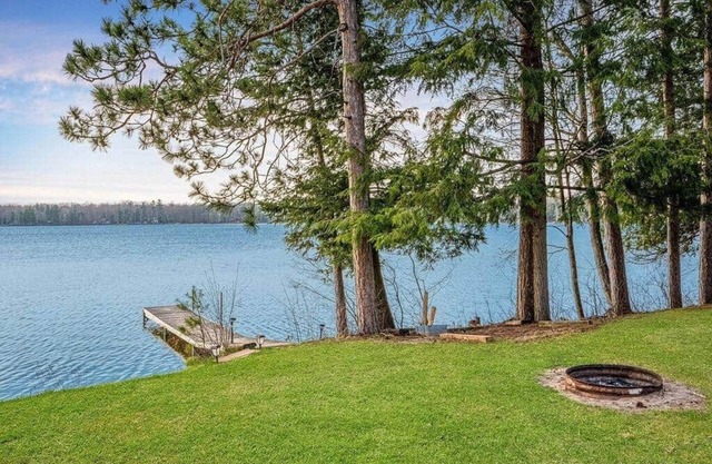 Lakefront Cabin 2 habitaciones y 1 baño en el hermoso Sandy Bass Lake - Capacidad para 4-6