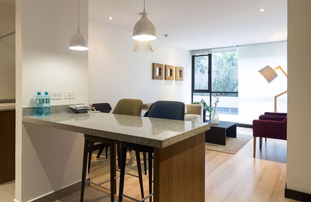 UBICACIÓN PERFECTA 1BDR 1. 5BTH WI FI, NETFLIX, PISCINA, GIMNASIO, SAUNA, SEGURIDAD LAS 24 HORAS.