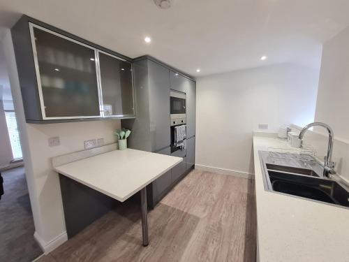 Perfect Location 3 Bed Serviced apartment with Bike Storage for BPW. Close to Brecon Beacons