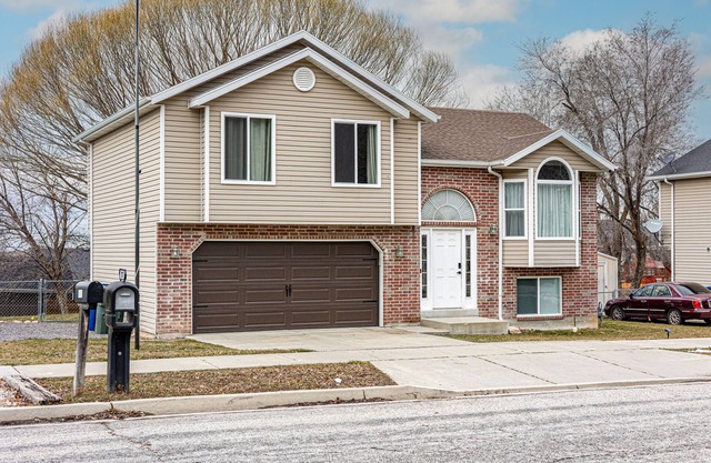 Perfect Location, mountain views w/ fenced yard