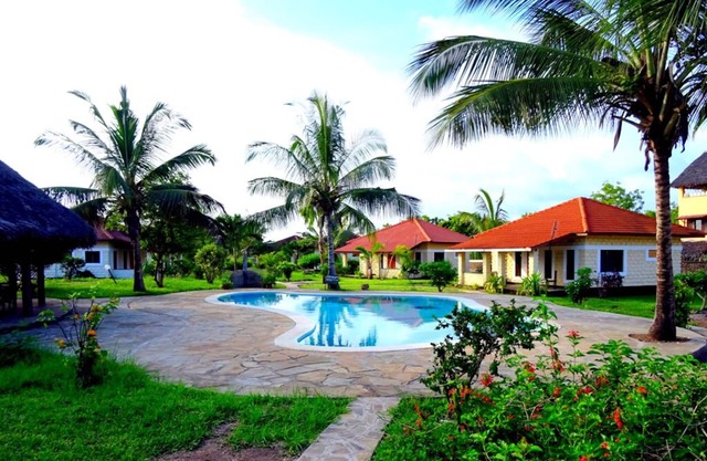 Vistas perfectas a la piscina y relajación en la playa en Diani.
