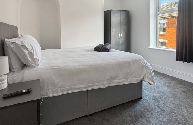 Perfect Town Location – Spacious 3-Bedroom Townhouse with Garden in Grantham!