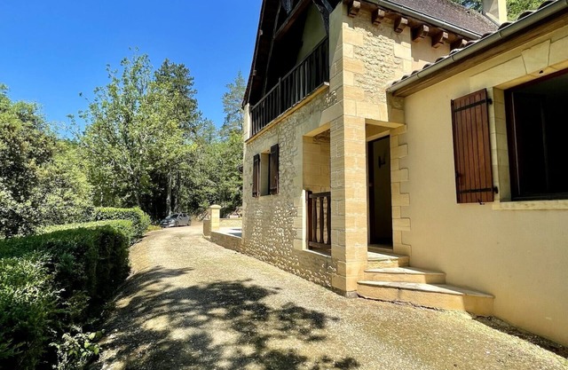 Casa Périgourdine con vista a los castillos.