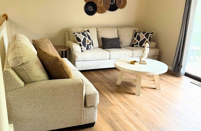 Pet Friendly 2-bdrm condo conveniently located in Newington easy highway access