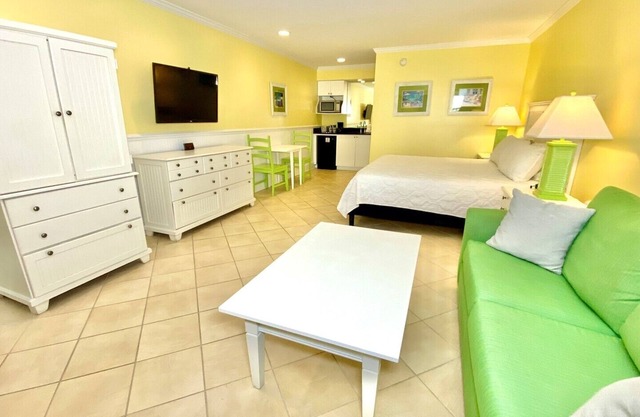 Pet-friendly - 3 blocks to Beach, Sleeps up to 4! Unit 108