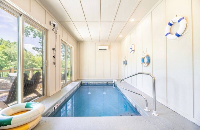 *Pet-friendly 4BD w/ POOL! Hot Tub + Near Lake!*