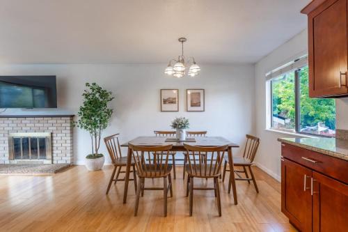 Pet-friendly 4BR Seattle Retreat with Fenced Yard