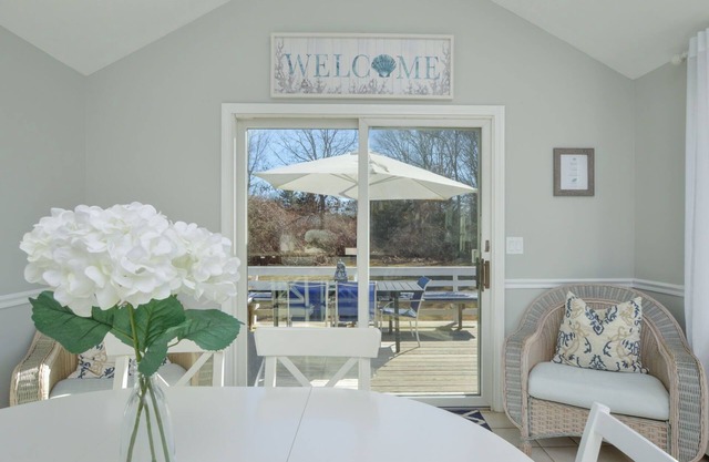 Pet Friendly Cape Cod Home for your Fall Getaway! Minutes to Golf & Beaches!