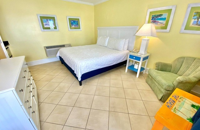 Pet-friendly, Centrally Located, 3 Blocks to Beach! Unit 113