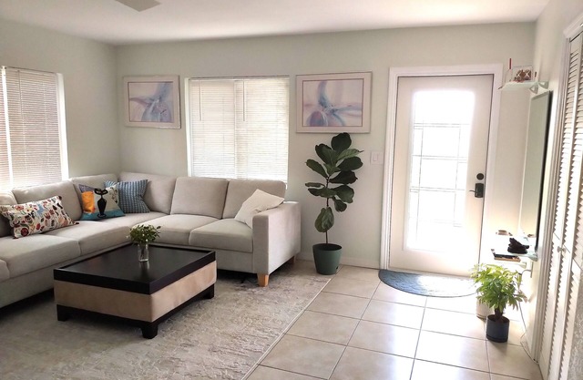 Pet-Friendly Coastal Cottage Sleeps 4 1 B/ 1 B 2 miles to the Beach Boat Ramp