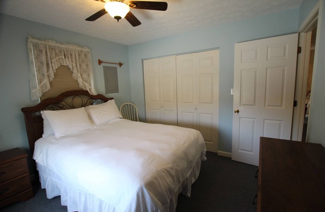 Se aceptan mascotas condominio con vista a la piscina y cancha de tenis.