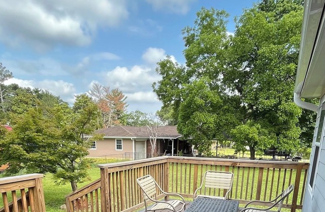 Pet Friendly! -Cozy getaway - 7 mins away from Downtown Greenville