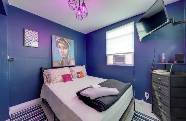 Pet-Friendly Fort Lauderdale Home: 8 Mi to Beach!