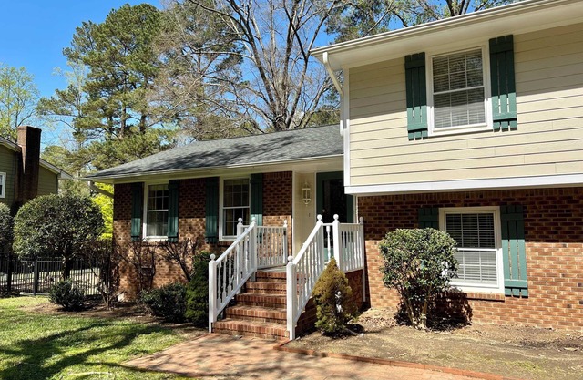 Pet Friendly Fenced In 4 BDRM 3 BA DT Cary Home