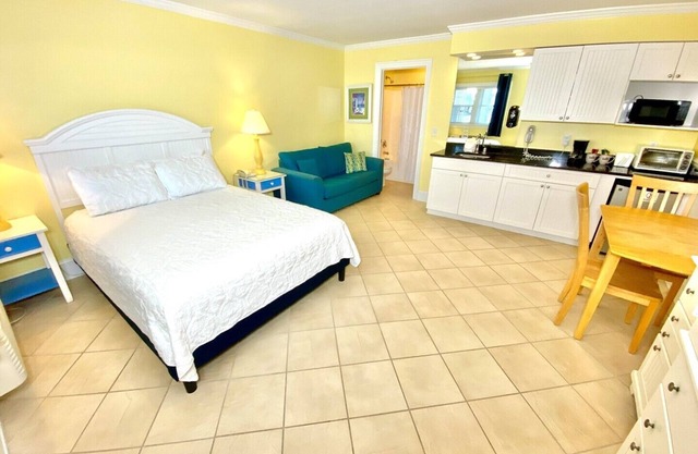 Pet-friendly, Hidden Gem - 3 Blocks to Beach! Unit 109