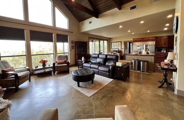 Pet Friendly Hill country home with urban conveniences