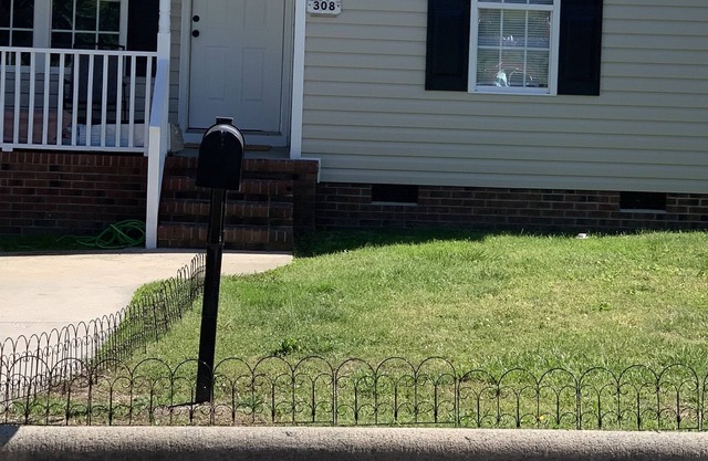 Pet-friendly home near shops and restaurants