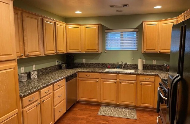 Pet Friendly, King bed, 3 Rooms Sleeps 6