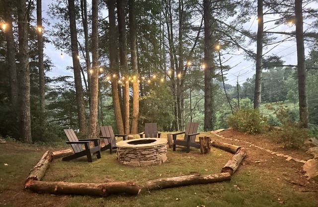 Pet friendly oasis 7 minutes from Lake Glenville Public Access! Only 9 minutes from Cashiers!