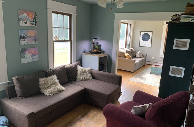 Pet Friendly Private Room with large fenced in yard.