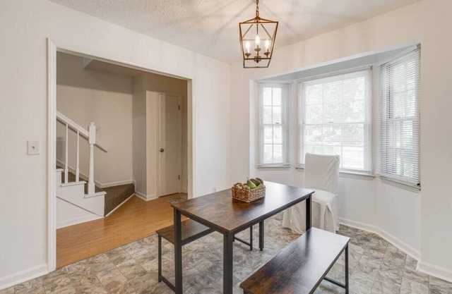 Pet friendly unit in heart of town, near hospital