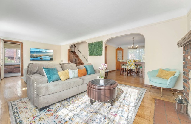 Pet-friendly Spacious 3BR house with WiFi, AC in welcoming Cleveland Heights, OH