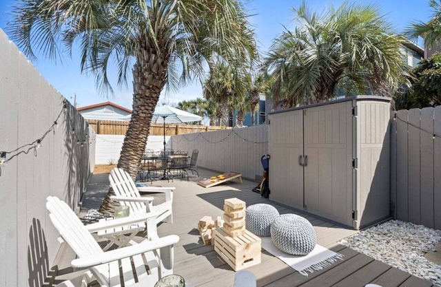 Pet-friendly condo, less than 5 min walk to beach, beach chairs, wagon, umbrella etc. included!