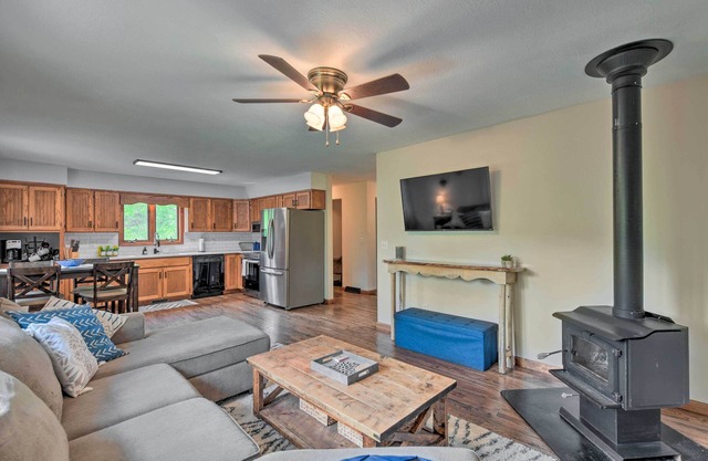 Pet-Friendly Waynesville Home w/ Mountain Views!