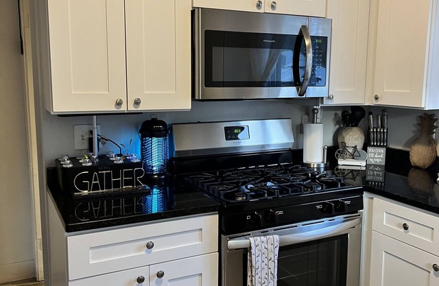 Pets Welcome! Modern Eco-Friendly Home Close to the City with backyard & office