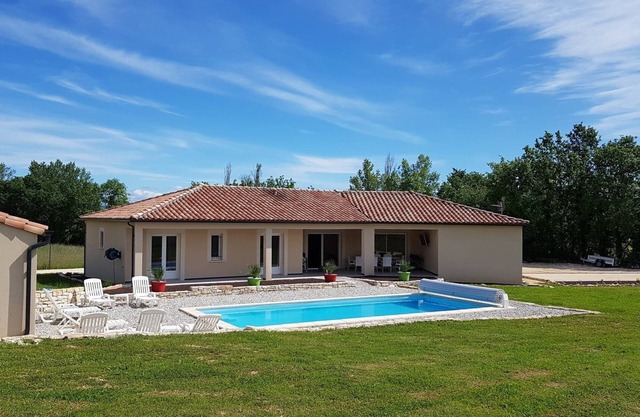Villa Philco piscina climatizada de sal, parcela vallada, gran terraza, aire acondicionado