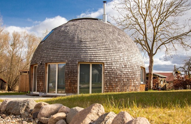 Phoebe ball house - naturally built with clay & seaweed, sauna, 2 bathrooms & terraces