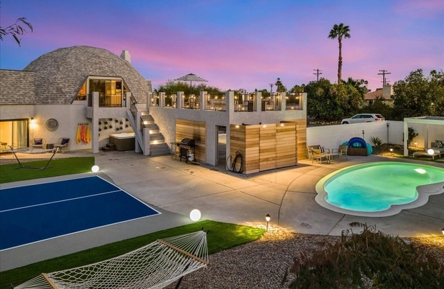 Pickleball, huge yard w/ games, cool pool vibes